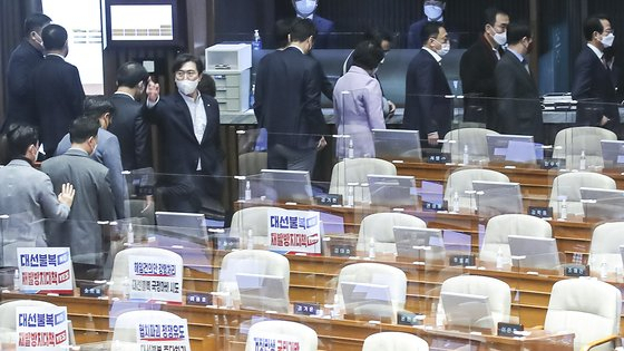 국민의힘 의원들이 11일 오전 서울 여의도 국회에서 열린 본회의에서 이상민 행정안전부 장관 해임 건의안 표결에 항의하며 퇴장하고 있다.[연합]