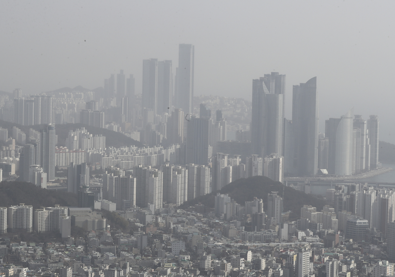 푸른 바다 서핑 전경에 혹했는데…고금리에 애물단지된 생활형숙박시설 [부동산360]