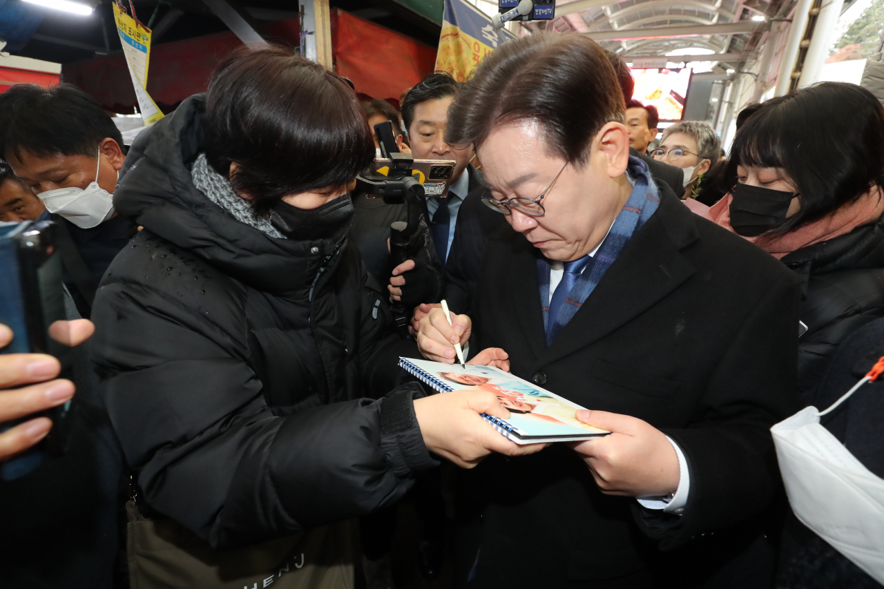 이재명 더불어민주당 대표가 13일 충남 천안시 동남구 천안중앙시장을 찾아 시민들과 인사를 나누고 있다. [연합]