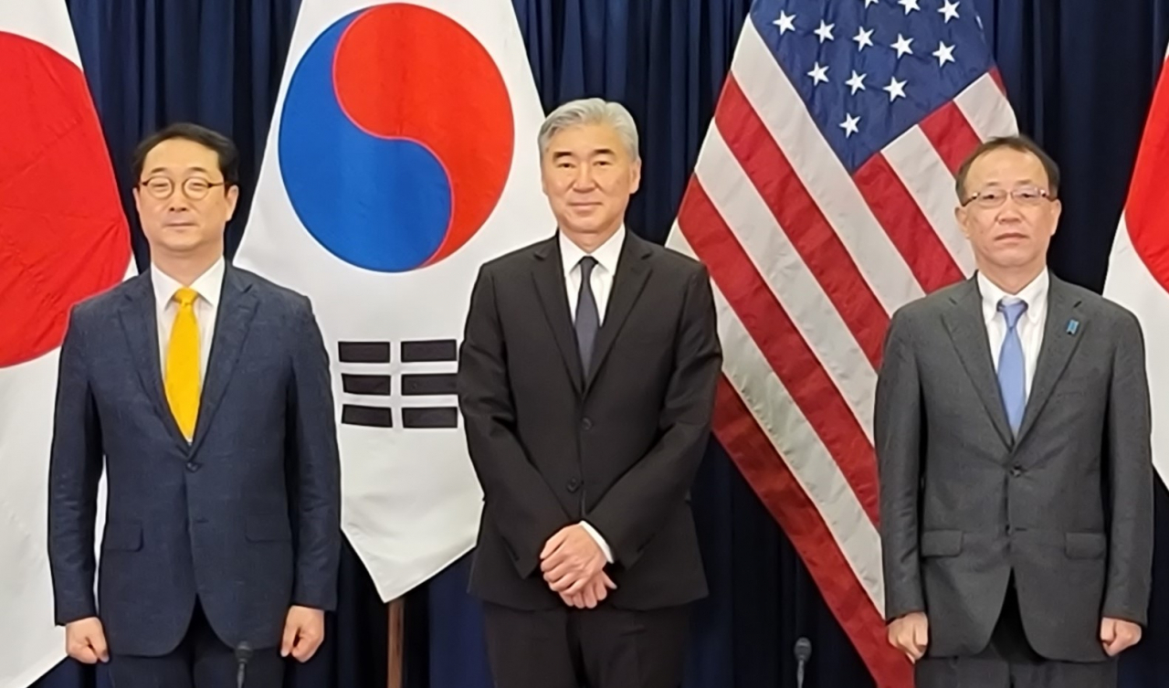 김건(왼쪽) 외교부 한반도평화교섭본부장과 성 김(가운데) 미 국무부 대북특별대표, 후나코시 다케히로(오른쪽) 일본 외무성 아시아대양주국장. [연합]
