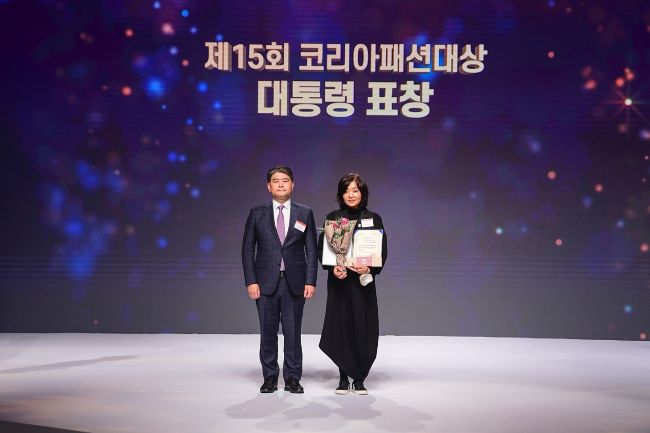 한경애(오른쪽) 코오롱인터스트리FnC부문 CSO 부사장이 13일 대한민국 패션대상 시상식에서 대통령 표창을 수상하고 있다. [코오롱FnC 제공]