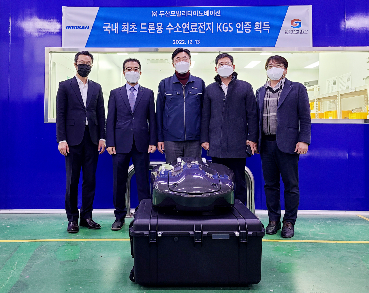 장세영(왼쪽 두번째) DMI R&D본부장이 박용석(왼쪽 네번째) KGS 수소안전검사처장을 비롯한 관계자들과 수소연료전지 파워팩 ‘DP30M2S’의 KGS인증을 기념해 사진 촬영을 하고 있다. [DMI제공]