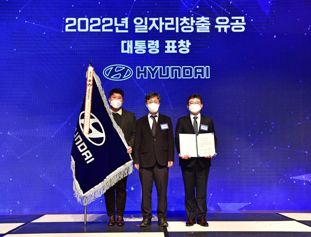 ‘2022년 일자리창출 정부포상 수여식’에서 정상빈 현대차 정책개발실장 부사장(오른쪽)과 김성호 고용노동부 고용정책실장(가운데)이 사진을 촬영하고 있다. [현대차 제공]