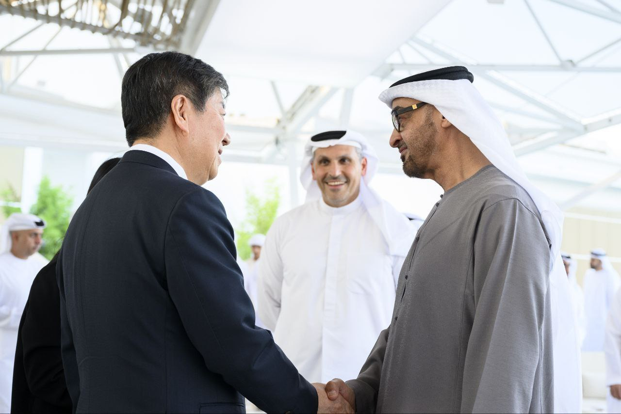 윤석열 대통령 특사 자격으로 아랍에미리트(UAE)를 방문한 김대기 비서실장이 무함마드 빈 자예드 알 나흐얀 UAE 대통령을 예방하고 있다. 지난 11일부터 14일까지 UAE를 공식 방문한 김대기 특사는 특별 전략적 동반자 관계를 맺은 UAE와의 양국 관계를 한 차원 더 높은 단계로 발전시키길 바란다는 윤 대통령의 의지를 담은 친서를 전달했다고 대통령실이 밝혔다. [연합]