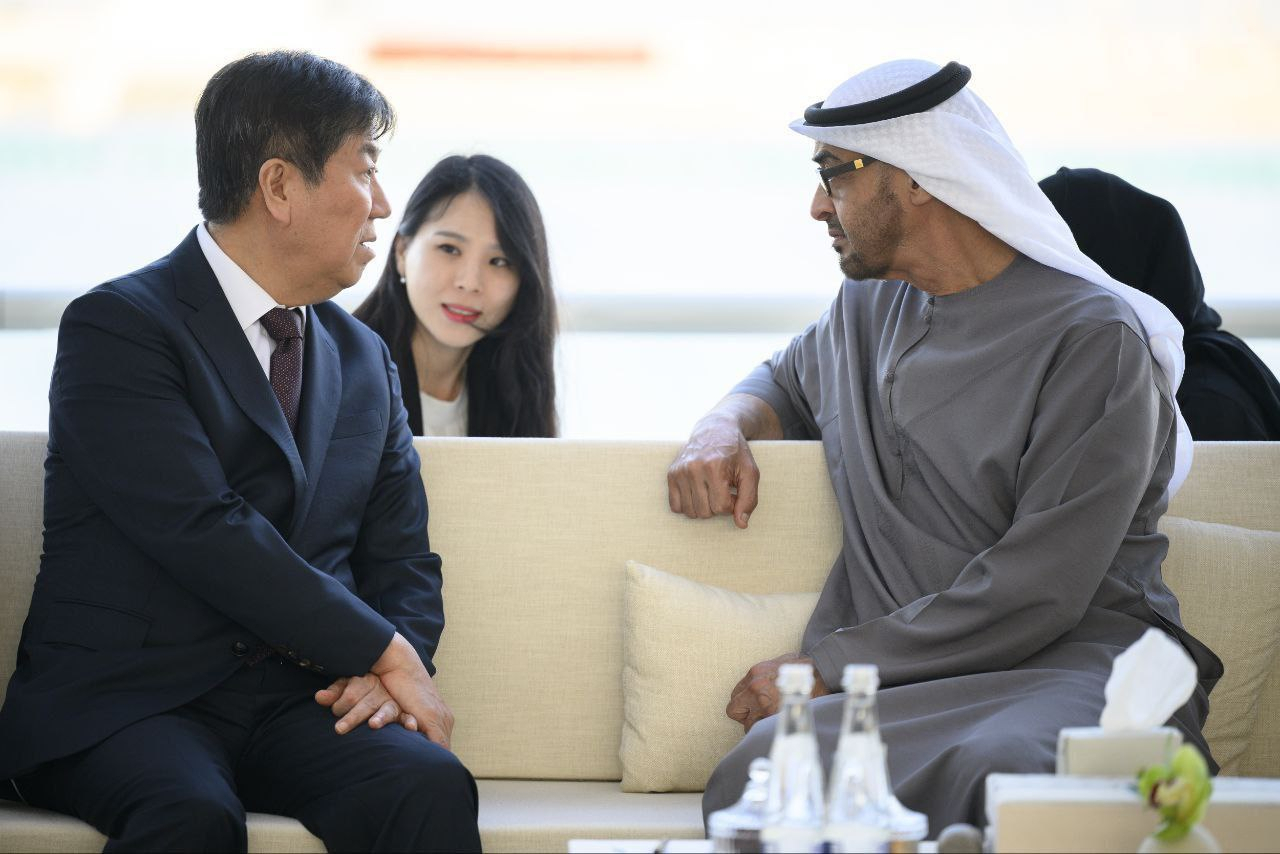 윤석열 대통령 특사 자격으로 아랍에미리트(UAE)를 방문한 김대기 비서실장이 무함마드 빈 자예드 알 나흐얀 UAE 대통령을 예방하고 있다. 지난 11일부터 14일까지 UAE를 공식 방문한 김대기 특사는 특별 전략적 동반자 관계를 맺은 UAE와의 양국 관계를 한 차원 더 높은 단계로 발전시키길 바란다는 윤 대통령의 의지를 담은 친서를 전달했다고 대통령실이 밝혔다. [연합]