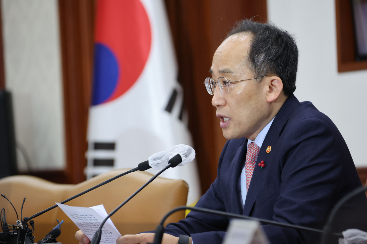 추경호 경제부총리 겸 기획재정부 장관이 14일 정부서울청사에서 열린 비상경제장관회의를 주재하고 있다. 그는 “미래산업 중심의 성장동력 확보를 위한 ‘신성장 4.0 전략’을 수립할 것”이라고 말했다. 신성장 4.0 전략은 농업 중심의 성장 1.0, 제조업 중심의 2.0, IT산업 중심의 3.0에 이은 미래산업 중심의 새로운 성장전략을 의미한다. [연합]