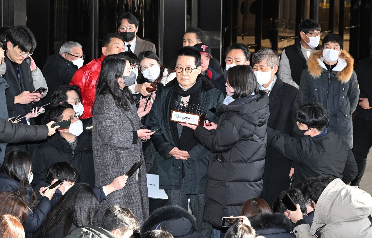 박지원(가운데) 전 국가정보원장이 14일 서울 서초구 서울중앙지검에 피의자 신분으로 출석해 취재진의 질문에 답하고 있다. 임세준 기자