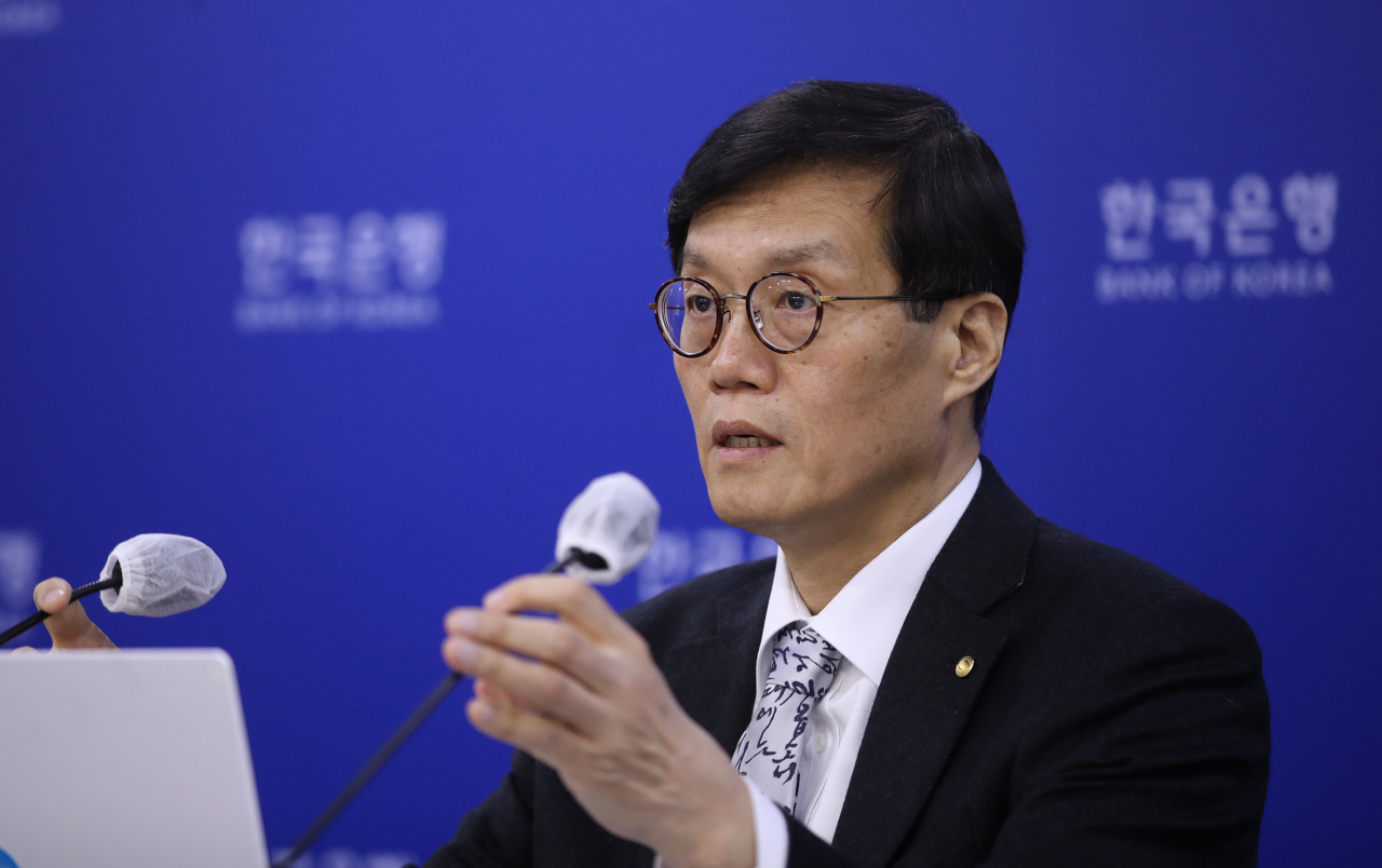 이창용 한국은행 총재가 지난달 24일 오전 서울 중구 한국은행 브리핑실에서 금융통화위원회 통화정책방향회의 결과에 관해 설명하고 있다. 연합뉴스