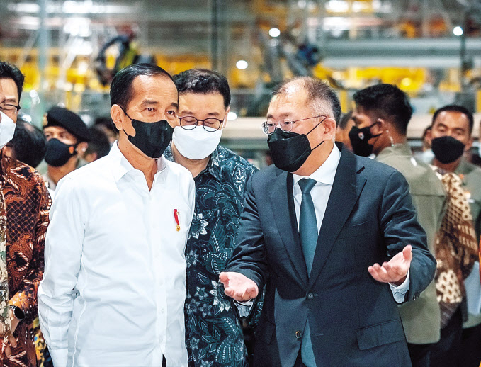 정의선(오른쪽) 현대자동차그룹 회장이 3월 열린 현대차 인도네시아공장 준공식에 참석한 조코 위도도 인도네시아 대통령과 생산 라인을 둘러보며 환담하고 있다. [연합]