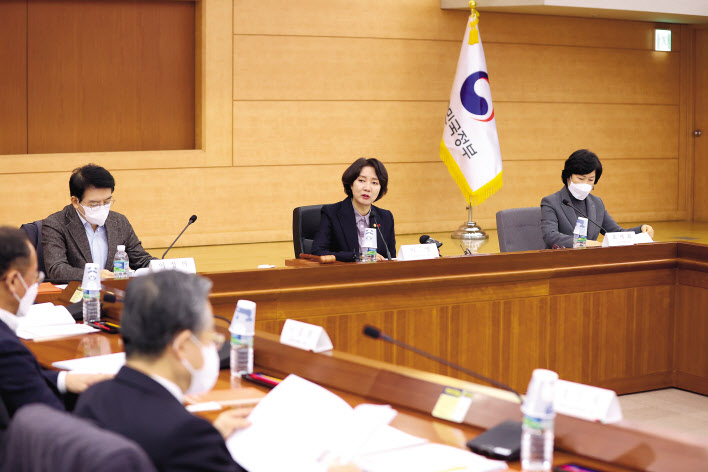 이영 중소벤처기업부 장관이 지난 13일 서울 종로구 정부서울청사 별관 국제회의실에서 열린 ‘2022년도 소상공인정책심의회’ 안건을 논의하고 있다. [중소벤처기업부 제공]
