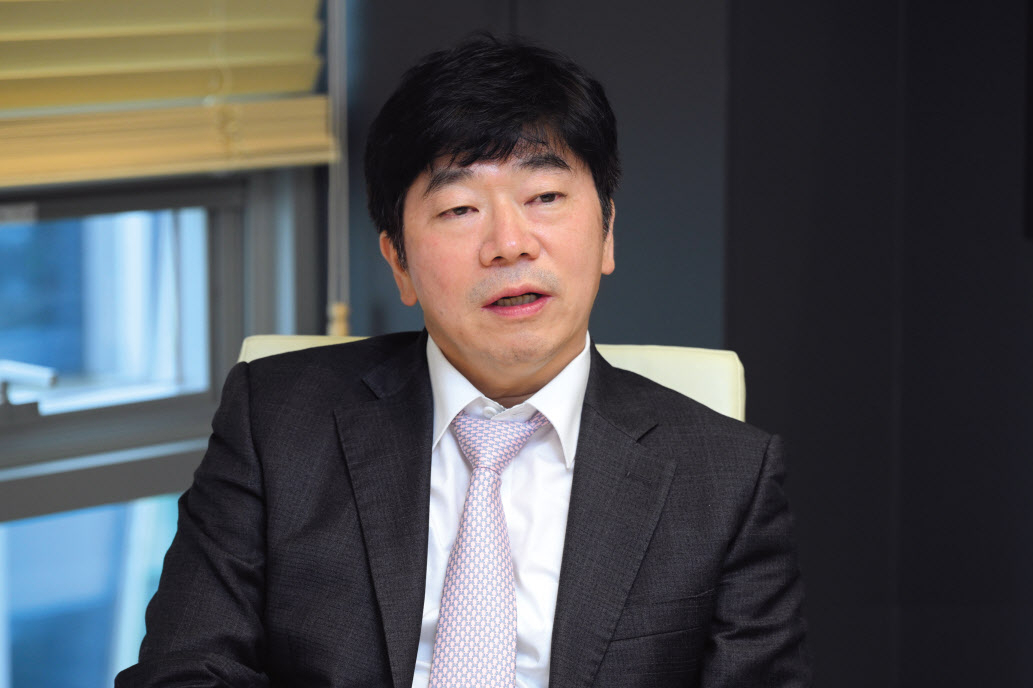 이길호 한국에듀테크산업협회 회장이 지난 6일 서울 강남구 삼성동의 사무실에서 향후 에듀테크의 역할에 대해 설명하고 있다. 임세준 기자