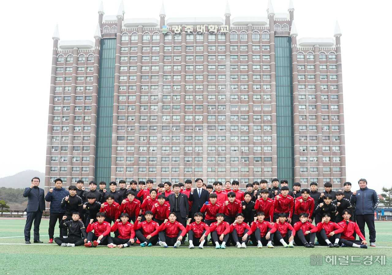 광주대 김동진 총장(가운데)이 축구부 이승원 감독(오른쪽 첫 번째)을 비롯한 코치진, 선수들과 소통하고 기념촬영을 하고 있다.