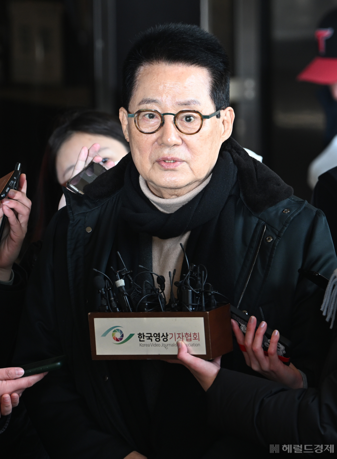 박지원 전 국가정보원장이 14일 서울 서초구 서울중앙지검에 피의자 신분으로 출석하고 있다. 임세준 기자