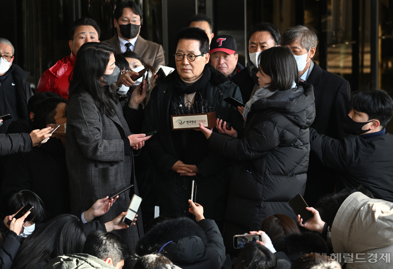 박 전 원장은 검찰의 출석 요구에 대해 공개 출석 의사를 밝히고 이날 오전 10시 전 서울중앙지검에 도착해 취재진에 의견을 밝혔다.