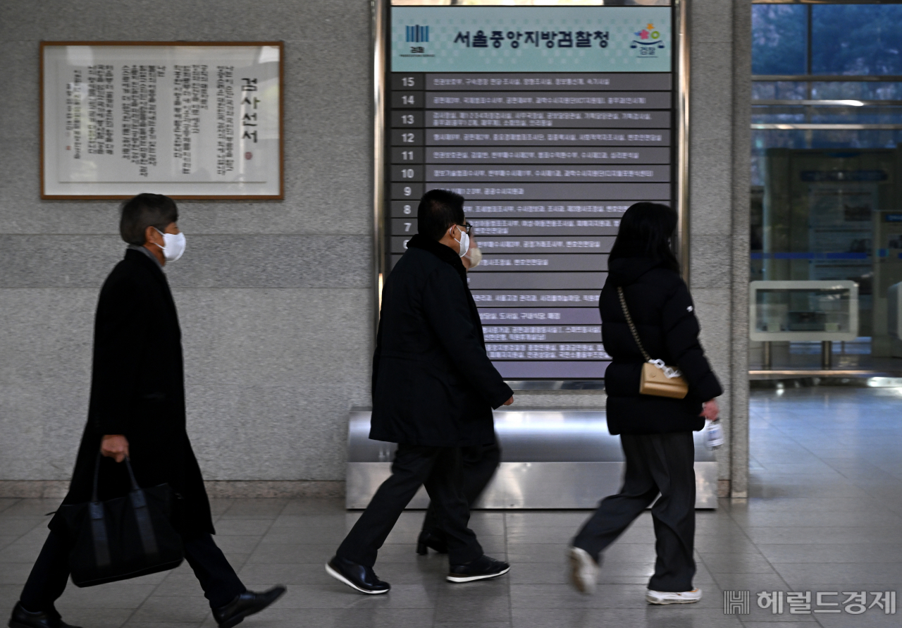 박지원 (가운데)전 국가정보원장이 취재진의 질의응답을 마치고 조사실로 향하고 있다.
