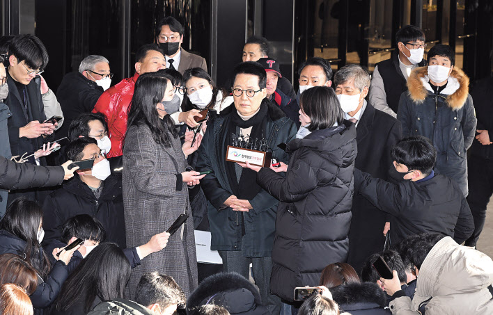 박지원(가운데) 전 국가정보원장이 14일 서울 서초구 서울중앙지검에 피의자 신분으로 출석하고 있다. 박 전 원장은 2020년 9월 해양수산부 공무원 고 이대준 씨가 북한군에 피살됐을 때 당시 상황에 대한 첩보 관련 보고서 등을 무단 삭제한 혐의로 지난 7월 국정원으로부터 고발됐다. 임세준 기자