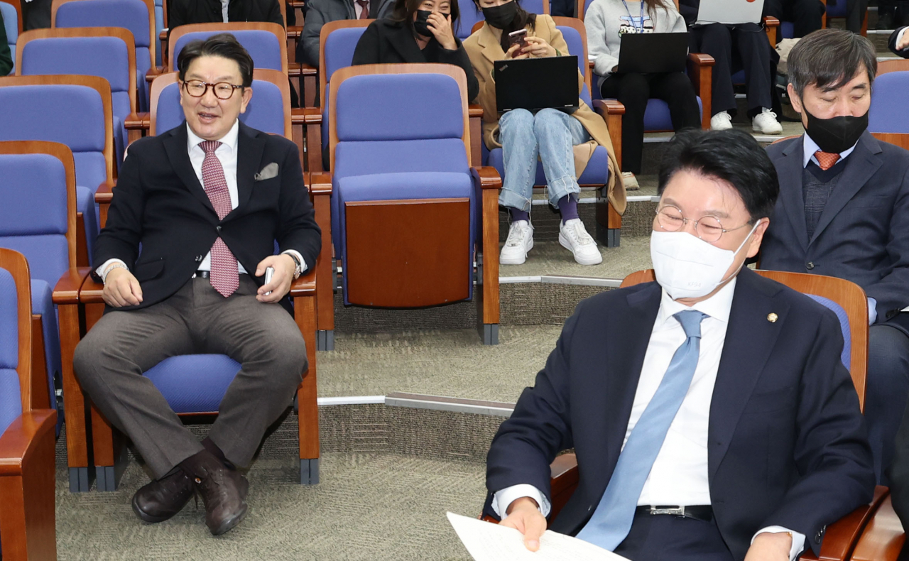 권성동(왼쪽) 국민의힘 의원과 장제원 의원이 8일 오전 서울 여의도 국회에서 열린 국민의힘 국회상임위원장 후보자 선출 의원총회에서 대화하고 있다. [연합]