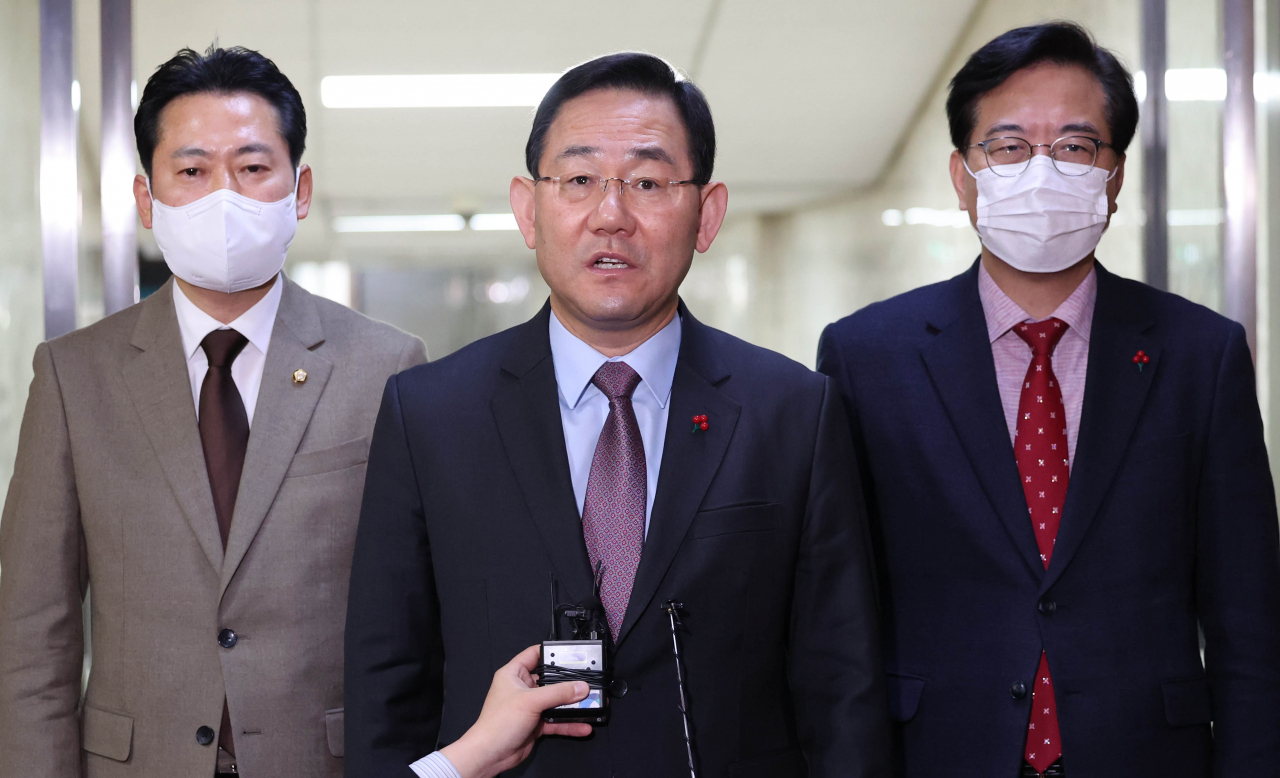 주호영 국민의힘 원내대표가 13일 국회에서 열린 원내대책회의를 마친 뒤 취재진의 질문에 답변하고 있다. [연합]