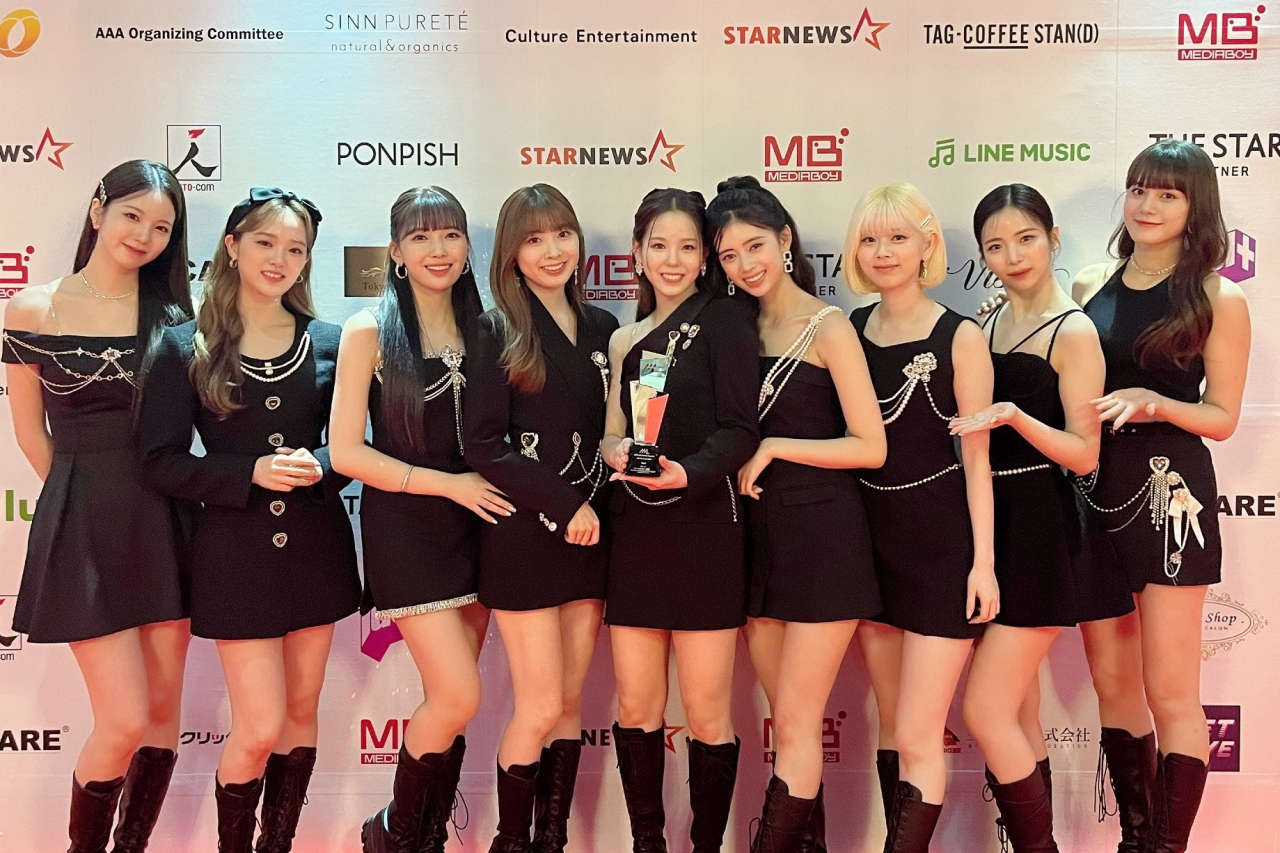NiziU wins Hot Treand and Best Musician Award at the 2022 Asia Artist Awards. (Twitter)