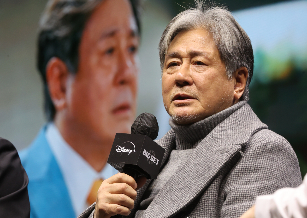 배우 최민식이 14일 서울 종로구 JW 메리어트 동대문 스퀘어 서울에서 열린 디즈니+ 오리지널 시리즈 '카지노' 제작발표회에서 질문에 답하고 있다. [연합]