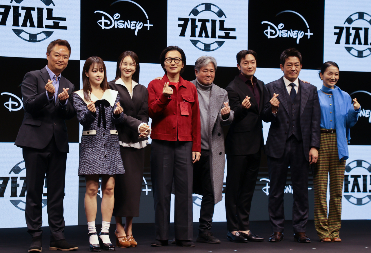 강윤성 감독(왼쪽부터)과 배우 류현경, 손은서, 이동휘, 최민식, 손석구, 허성태, 김주령이 14일 서울 종로구 JW 메리어트 동대문 스퀘어 서울에서 열린 디즈니+ 오리지널 시리즈 '카지노' 제작발표회에서 포즈를 취하고 있다. [연합]