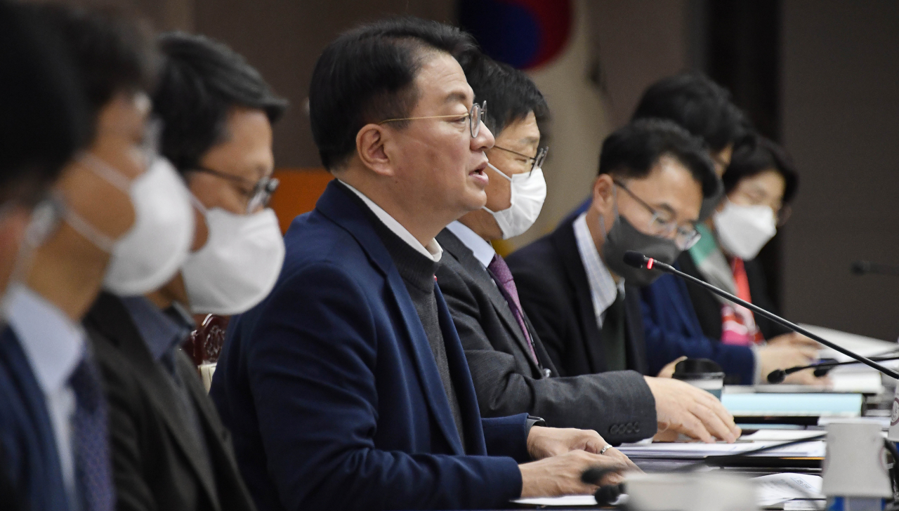 방기선 기획재정부 제1차관이 14일 서울 종로구 정부서울청사에서 열린 '인구위기대응 TF 3차 회의'를 주재, 모두발언을 하고 있다.[기획재정부 제공]