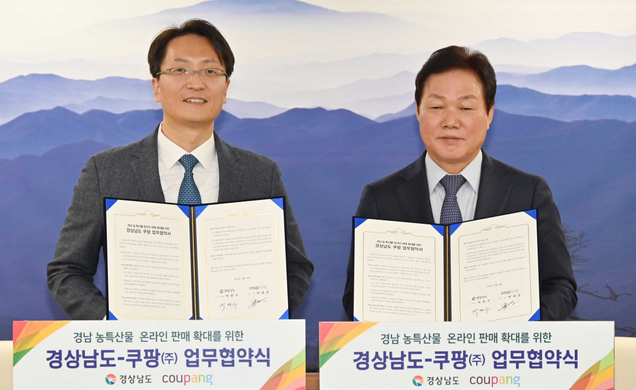 박대준 쿠팡 대표(왼쪽)과 박완수 경남도지사(오른쪽)이 경남 농특산물 온라인 판매 확대를 위한 업무협약식을 마치고 기념 사진을 촬영하고 있다. [쿠팡 제공]