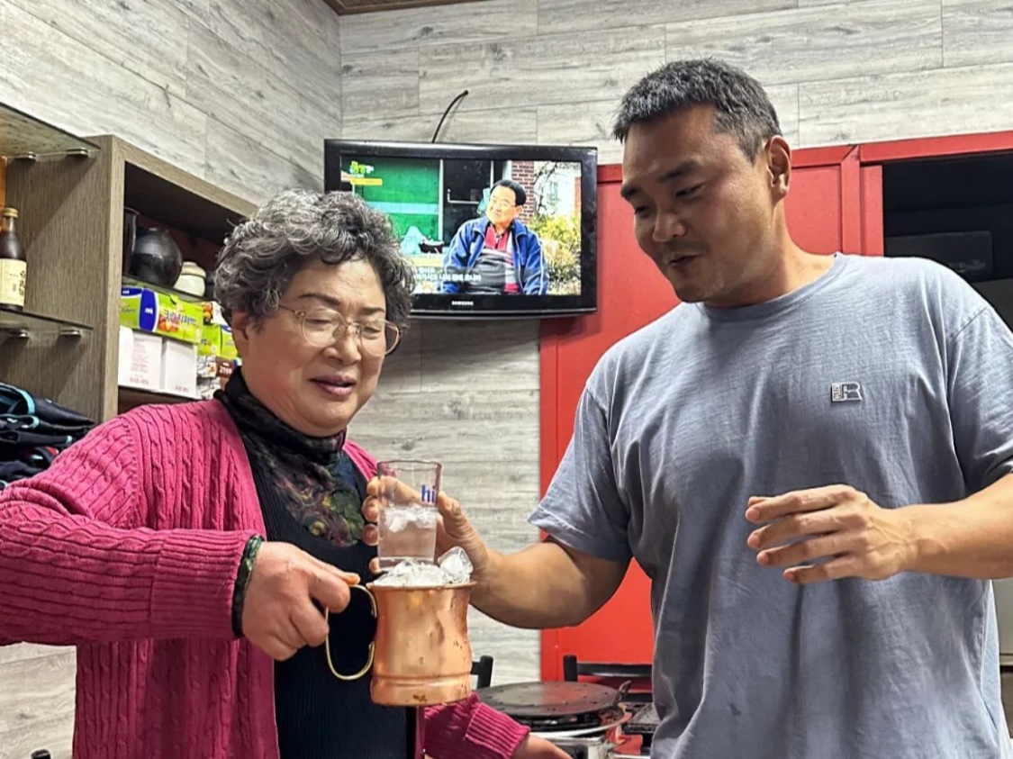 박영식(오른쪽) 캐비아(KAVIAR) 대표가 지난달 12일 부산 서초갈비에서 식사 후 사진을 찍고 있다. [인스타그램 캡처]