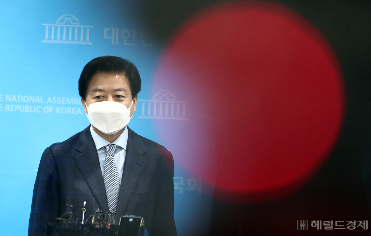 노웅래 더불어민주당 의원이 지난 14일 서울 여의도 국회 소통관에서 뇌물과 불법 정치자금을 수수한 혐의에 대해 기자회견을 하고 있다. 이상섭 기자