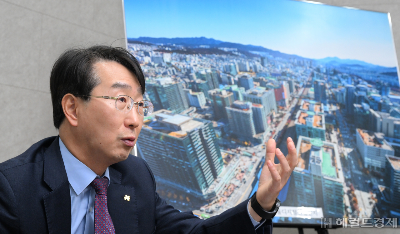 김정환 한국산업단지공단 이사장이 최근 산단공 서울지역본부에서 기자와 만나 산업단지의 디지털 전환과 탄소저감 관련 대책에 대해 설명하고 있다. [임세준 기자]