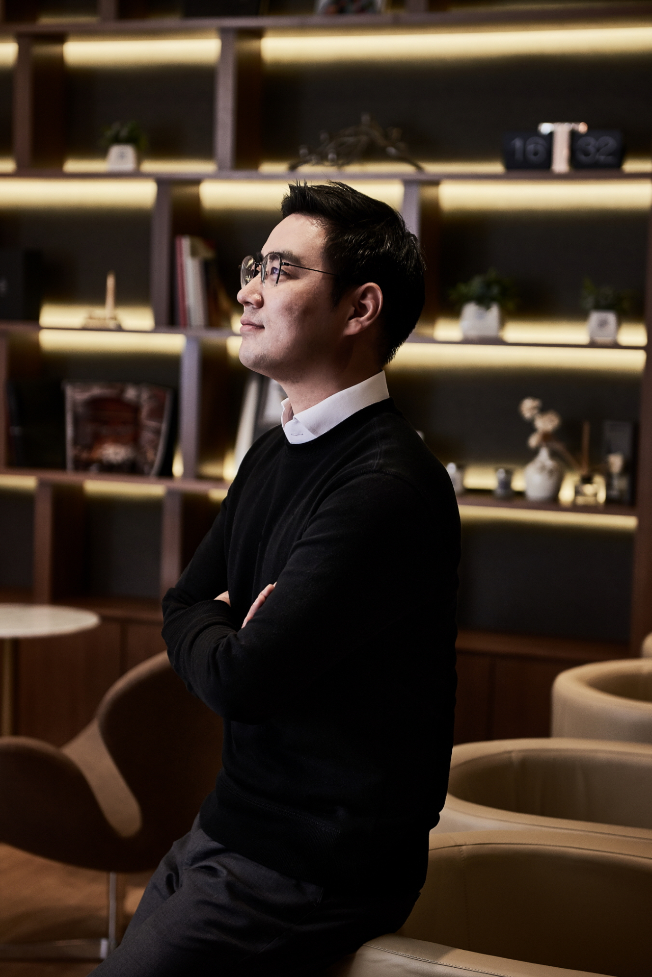 최수열은 2017년 부산시립교향악단의 예술감독 겸 상임지휘자로 취임, 올해로 6년째 악단을 이끌며 시즌제의 도입, 악단의 세대 교체, 관객 확장의 성취를 거뒀다. 뿐만 아니라 권위를 내려놓은 새로운 시대의 지휘자의 모습으로 악단과 소통하며 긍정적 변화를 만들었다. [롯데문화재단 제공]