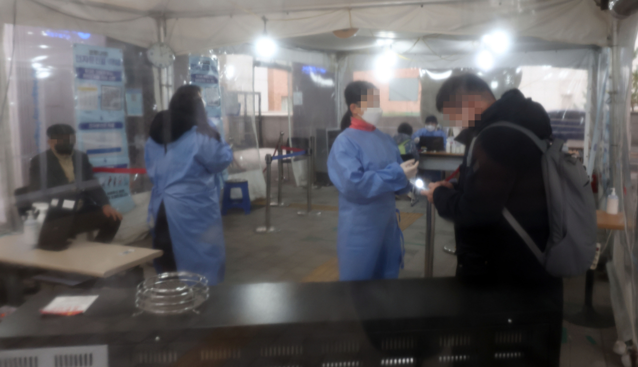 코로나19 선별진료소에서 검사를 받으려는 시민들이 대기하고 있다. 연합뉴스