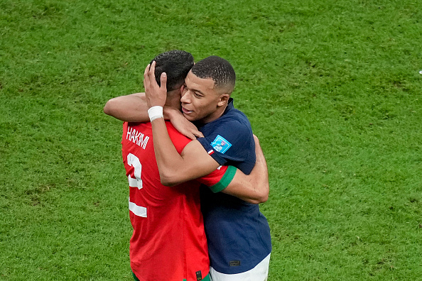 프랑스 리그앙 파리 생제르맹(PSG)에서 함께 뛰는 프랑스 킬리안 음바페와 모로코 아슈라프 하키미가 14일(현지시간) 카타르 알코르 알바이트 스타디움에서 열린 2022 카타르 월드컵 4강전이 끝난 뒤 포옹하고 있다. 이날 프랑스는 모로코를 2-0으로 꺾고 결승에 진출했다. [게티이미지]