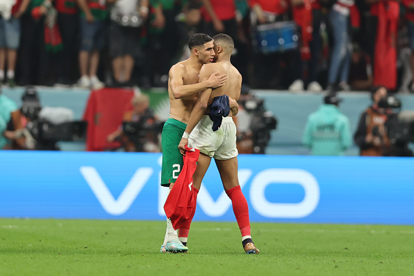 프랑스 리그앙 파리 생제르맹(PSG)에서 함께 뛰는 프랑스 킬리안 음바페와 모로코 아슈라프 하키미가 14일(현지시간) 카타르 알코르 알바이트 스타디움에서 열린 2022 카타르 월드컵 4강전이 끝난 뒤 서로 유니폼을 교환하며 포옹하고 있다. [게티이미지]