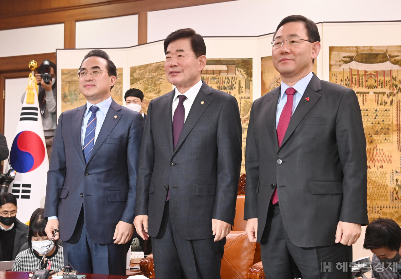 김진표 국회의장이 15일 서울 여의도 국회 의장실에서 열린 내년도 예산안 협상을 위한 여야 원내대표 회동에서 여야 원내대표와 함께 기념촬영을 하고 있다. 왼쪽부터 더불어민주당 박홍근 원내대표, 김 의장, 국민의힘 주호영 원내대표. 이상섭 기자