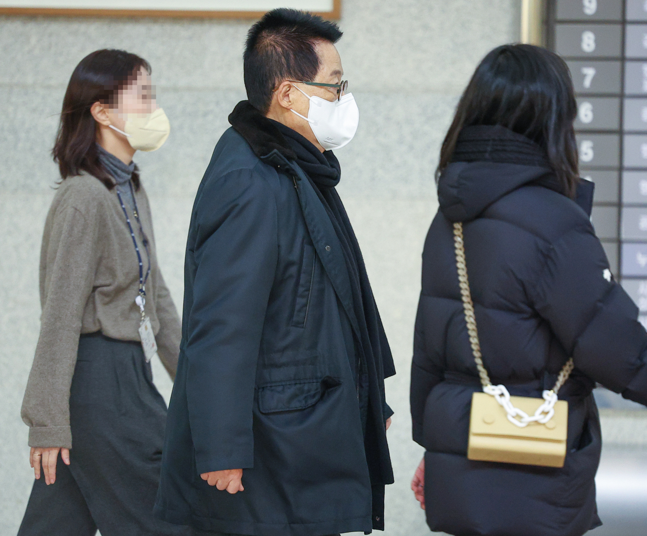 박지원 전 국가정보원장이 14일 오전 서해 공무원 피격 사건 관련 검찰 조사를 받기 위해 서울 서초구 서울중앙지검에 출석하고 있다. 박 전 원장은 2020년 9월 해양수산부 공무원 고 이대준 씨가 북한군에 피살됐을 때 당시 상황에 대한 첩보 관련 보고서 등을 무단 삭제한 혐의로 올해 7월 국정원으로부터 고발당했다. [연합]