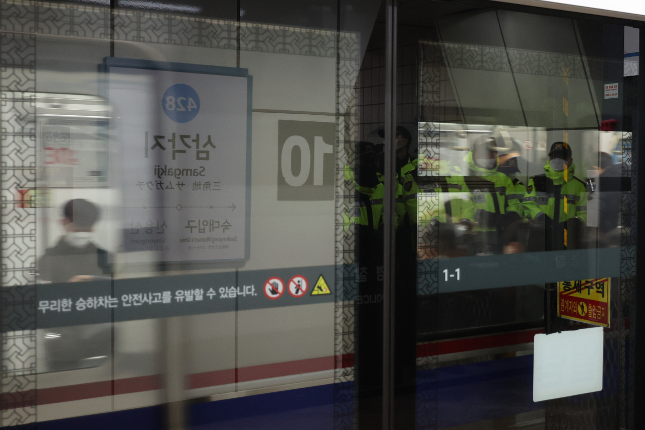 전국장애인차별철폐연대(전장연) 출근길 지하철 탑승시위가 진행된 13일 오전 서울 용산구 4호선 삼각지역. [연합]