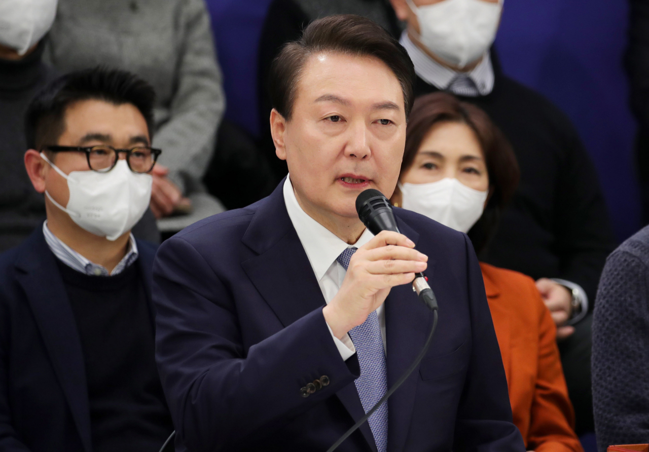 윤석열 대통령이 15일 서울 청와대 영빈관에서 열린 제1차 국정과제 점검회의를 주재하고 있다. [연합]