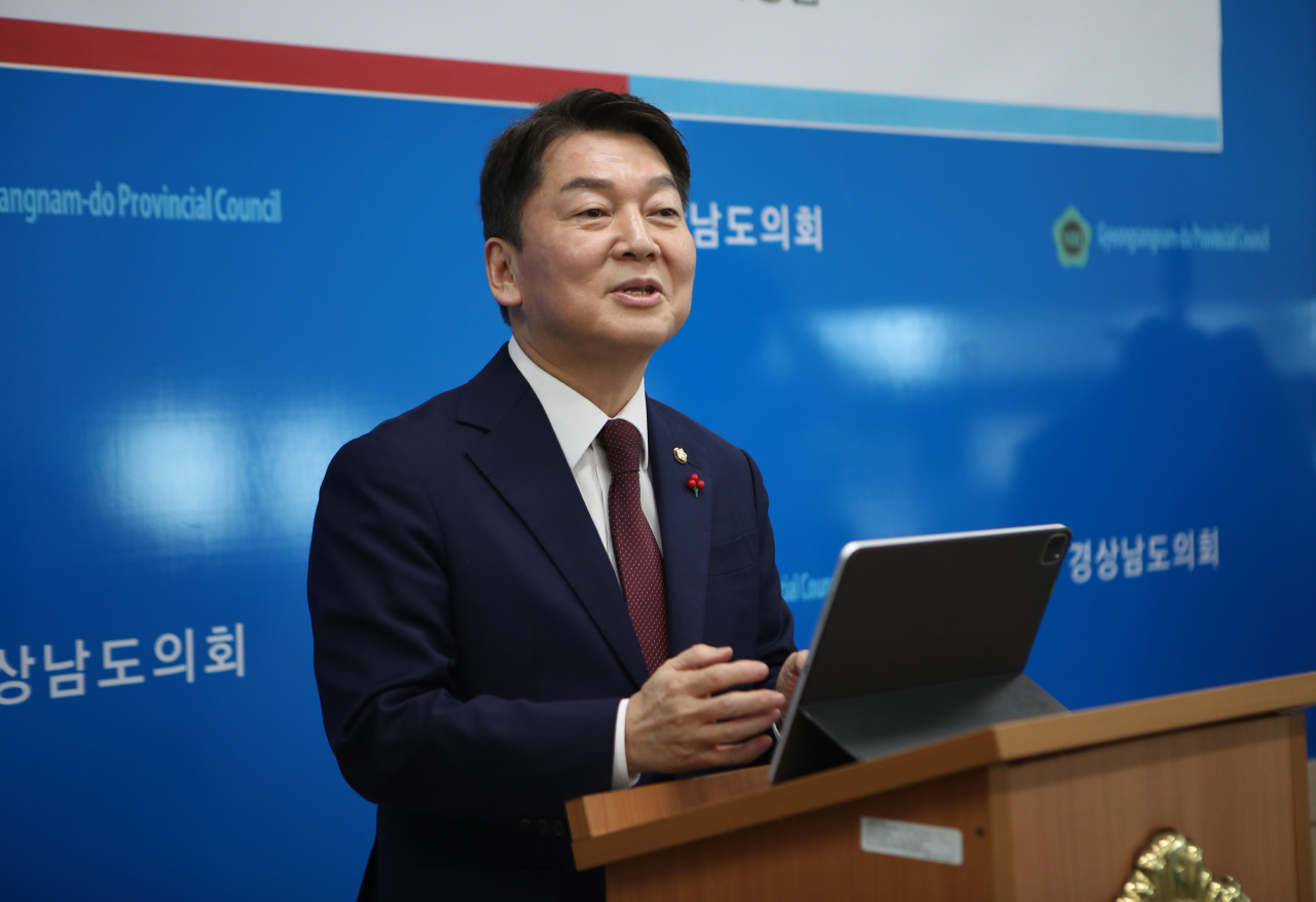 국민의힘 안철수 의원이 15일 경남도의회를 찾아 당권 출마에 대해 이야기 하고 있다. [연합]