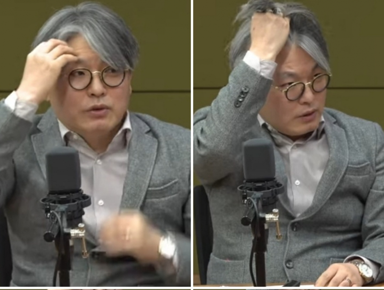 15일 CBS 라디오 '김현정의 뉴스쇼'에 출연한 이상욱 대한탈모학회 회장이 탈모 테스트를 시범으로 보이고 있다. [유튜브 채널 CBS 김현정의 뉴스쇼]