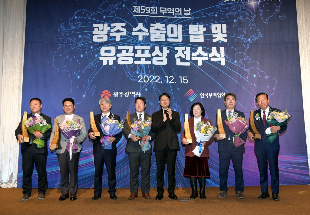 한국 알프스(8억달러), 엔에이치인터내셔널(1억달러) 등 30개 기업이 수출의 탑을 수상했다.
