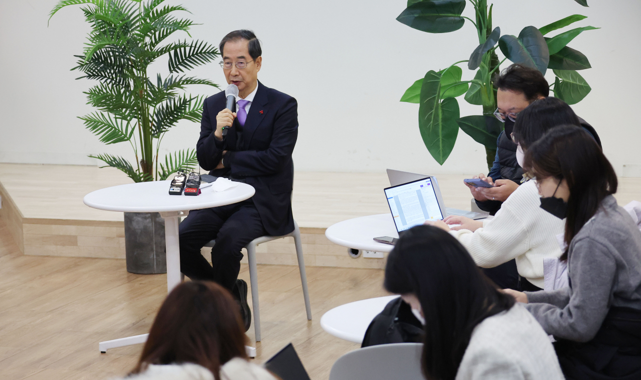 한덕수 국무총리가 15일 정부서울청사에서 출입 기자들과 만나 백브리핑을 하고 있다. [연합]