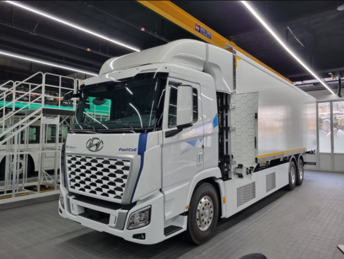 Hyundai Motor‘s hydrogen electric heavy-duty truck Xcient at the Global Learning Center in Cheonan, South Chungcheong Province (Kan Hyeong-woo/The Korea Herald)