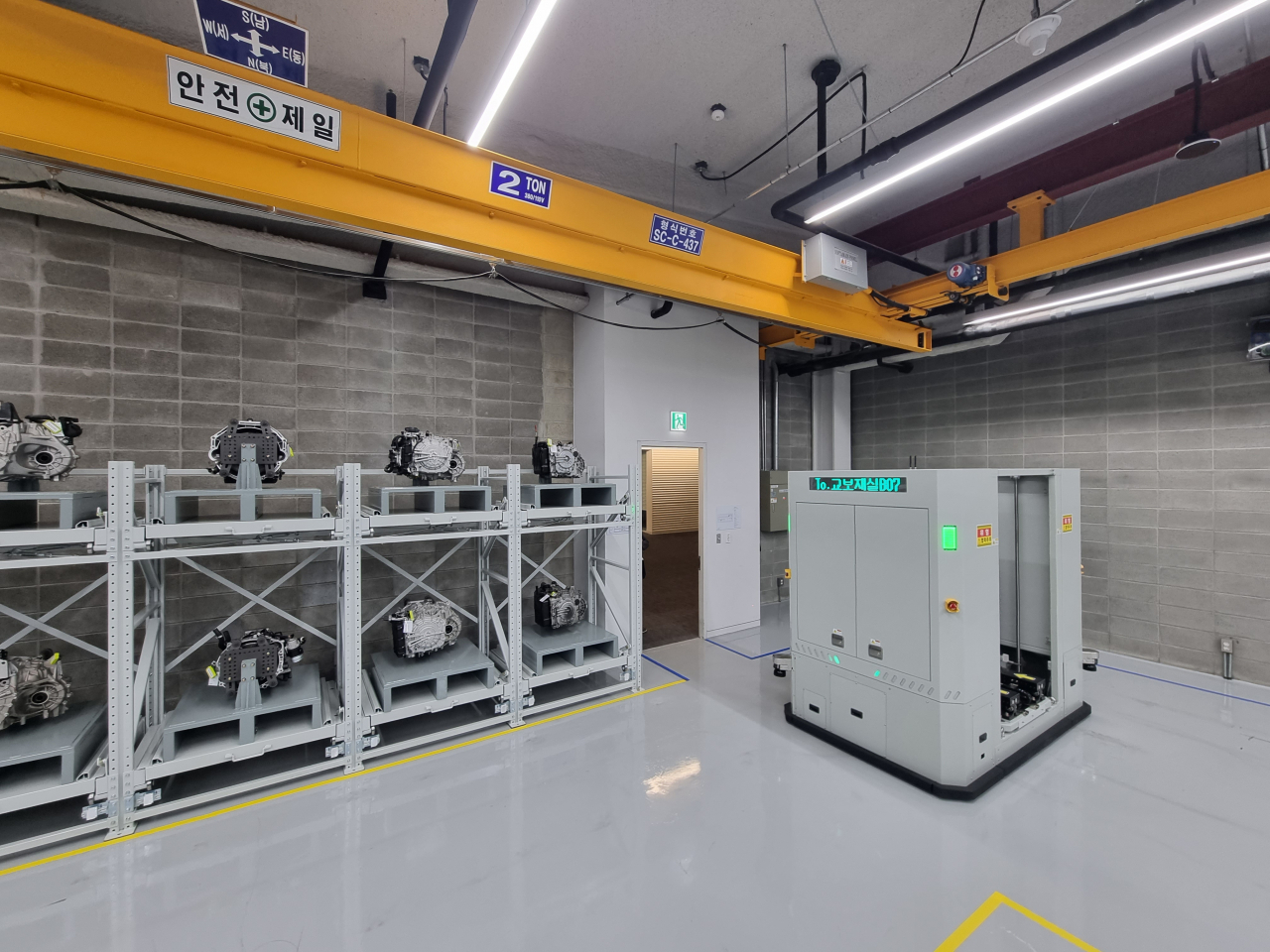An autonomous mobile robot moves to load an engine at the Global Learning Center in Cheonan, South Chungcheong Province, on Wednesday. (Kan Hyeong-woo/The Korea Herald)