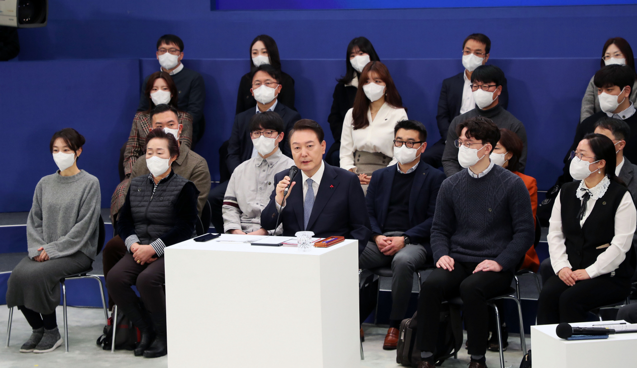 윤석열 대통령이 15일 서울 청와대 영빈관에서 열린 제1차 국정과제 점검회의를 주재하고 있다. [연합]