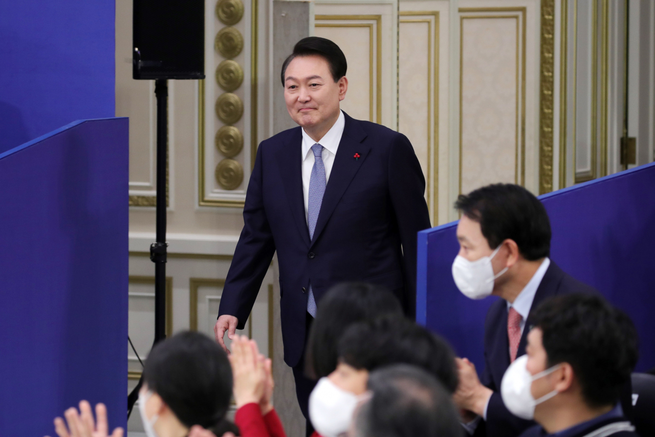 윤석열 대통령이 15일 서울 청와대 영빈관에서 열린 제1차 국정과제 점검회의에 입장하고 있다. [연합]