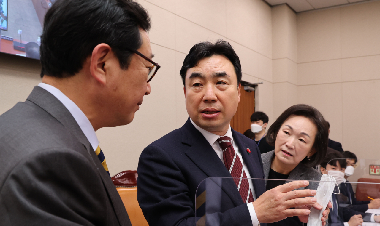 지난 8일 국회 본회의에서 부결된 한국전력공사법(한전법) 일부개정안을 재논의하기 위한 국회 산업통상자원중소벤처기업위원회 전체회의가 15일 서울 여의도 국회에서 열렸다. 윤관석 위원장(가운데)과 한무경 국민의힘 간사(오른쪽), 김한정 더불어민주당 간사가 전체회의 개의에 앞서 대화하고 있다. 연합뉴스