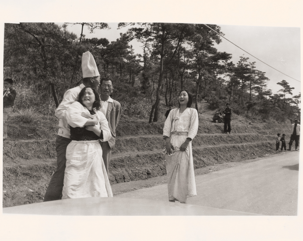 육명심, 사별, 1974, 젤라틴 실버 프린트, 29.3x45.7cm, 작가 소장 ⓒ육명심 [뮤지엄한미 제공]