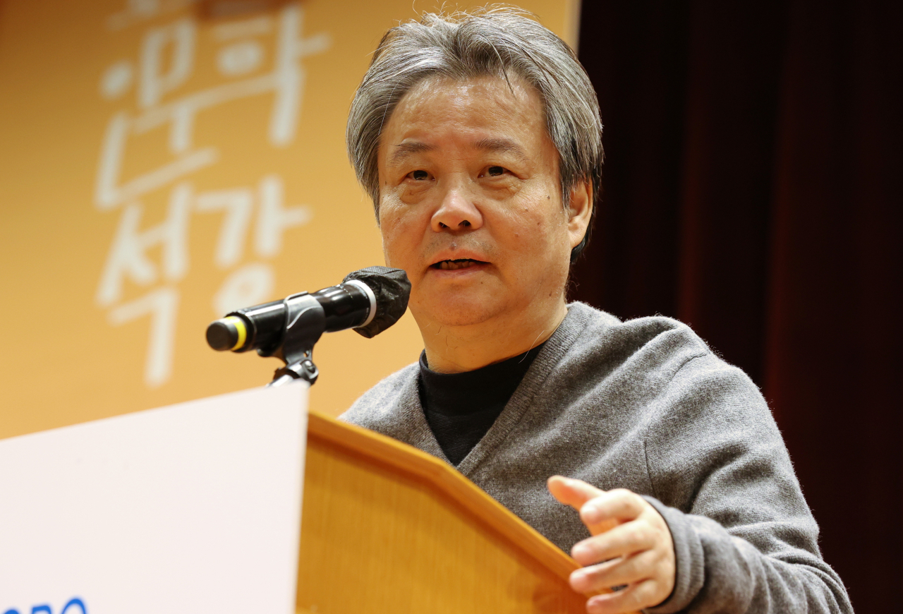 중국 작가 위화가 15일 오후 서울 종로구 교보컨벤션홀에서 열린 '2022 세계 작가와의 대화'에서 '중국의 1900년대'를 주제로 강연하고 있다. 연합뉴스