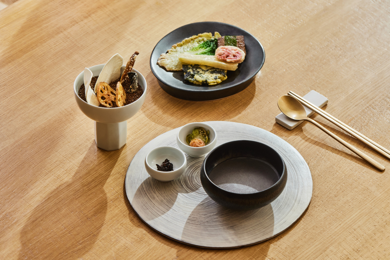 한식당 수운의 ‘선한 테이블’에 마련된 정관스님의 음식. 주전부리(부각), 겨울 모듬전(배추전, 무전, 비트연근전, 미역전, 도토리묵전), 흑임자 깨죽으로 구성됐다. [해비치호텔앤드리조트 제공]